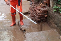 Akibat Banjir, Pasukan Oranye Dikerahkan Untuk Bersihkan Lumpur Pasca Genangan di Pejaten Timur (PPID Jakarta/iyo Surya Sakti)