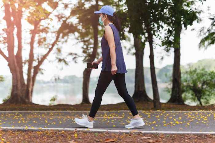 4 Kesalahan Umum Saat Berjalan yang Bisa Picu Nyeri Tubuh dan Berat Badan Naik (Freepik)