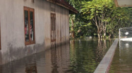 Bahaya Bermain di Air Banjir, Risiko Penyakit dan Cara Mencegahnya (Istock)