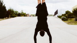Handstand Bertujuan untuk Melatih: Teknik, Manfaat, dan Cara Menguasainya (Freepik)