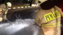Jalan Licin di Pondok Kelapa Akibat Tumpahan Oli (Istimewa)