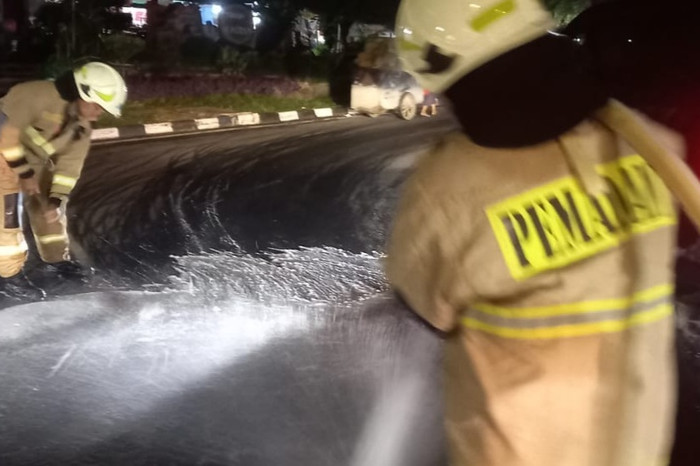 Jalan Licin di Pondok Kelapa Akibat Tumpahan Oli (Istimewa)