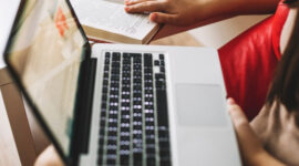 Review Jurnal AI PDF, Bagaimana Kecerdasan Buatan Membantu Analisis Secara Efektif (Freepik)