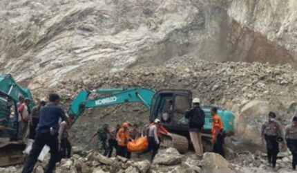 Gunung Kuda Longsor, Belasan Korban Diduga Tertimbun: Update Terkini!