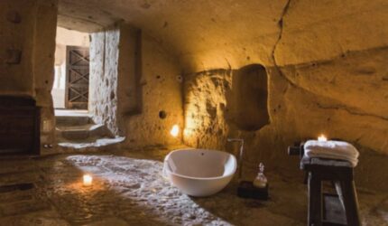 Staycation Unik: 5 Hotel Ajaib, Termasuk Gua Jadi Mewah!