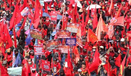 Ricuh! Aksi May Day di DPR Berujung Bentrokan
