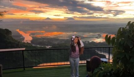 Zita Anjani Kagum Keindahan Sunrise Geopark Kebumen Sagara View