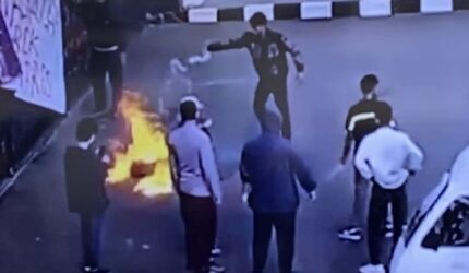 Demo Mahasiswa Ricuh: Polisi Terkena Cipratan Bensin di DPR