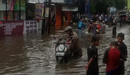 Banjir Jakarta Barat: Puluhan Warga Joglo Mengungsi, Kondisi Terkini!