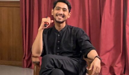 Arya Saloka Terpaksa Makan Kertas Sungguhan dari Kloset di Film Dendam Malam Kelam