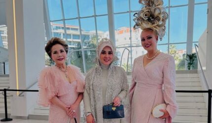 Syahrini di Cannes: Foto Eksklusif Bareng Angelina Jolie & Halle Berry!