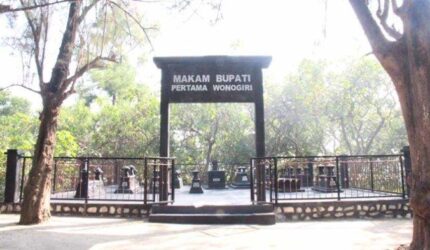 4 Wisata Ziarah Populer di Wonogiri: Temukan Petilasan Sunan Giri!