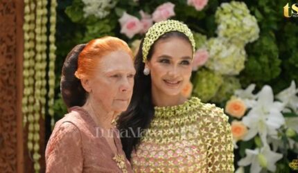 Luna Maya Menangis Haru, Minta Doa Restu Ibunda Jelang Pernikahan dengan Maxime Bouttier