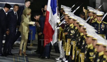 Macron Bertemu Prabowo: Sambutan Meriah dengan Iringan Pasukan Berkuda