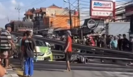 Hindari Kecelakaan Maut: Tips Aman Berkendara Dekat Truk di Flyover Cibinong