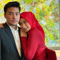 Annisa Trihapsari & Adjie Pangestu: Ajarkan Anak Sederhana, Naik MRT Meski Kaya Raya