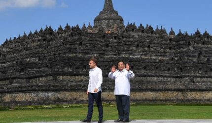 Prabowo Dampingi Macron di Borobudur: Warisan Dunia Memukau!