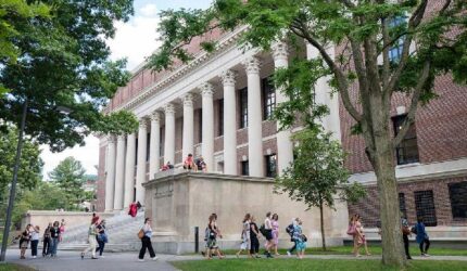Trump Larang Harvard Terima Mahasiswa Asing