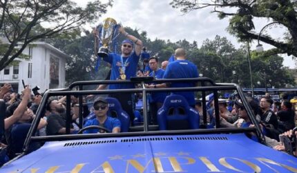 Merayakan Kemenangan: Puluhan Ribu Bobotoh Padati Konvoi Juara Persib!