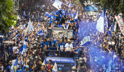 Bobotoh Persib Padati Gedung Sate, Umuh Muji Semangat Suporter