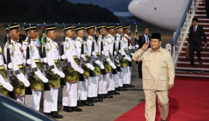 Prabowo Tiba di Malaysia: Hadiri KTT ASEAN, Disambut Meriah!