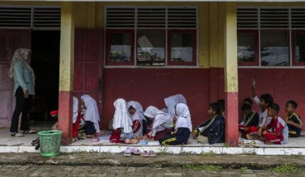 MK Kaji Ulang: Pendidikan SD-SMP Swasta Gratis?
