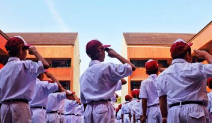 Pendidikan Gratis Digugat: DPR Desak Pemerintah Siapkan Regulasi!