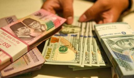 Rupiah Tertekan: Ekonomi RI Melambat, Kurs Sentuh Rp16.455 Senin Ini