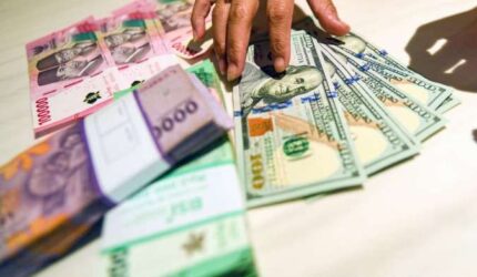 Rupiah Diprediksi Fluktuatif: Sentimen Global Pengaruhi Perdagangan Senin Ini