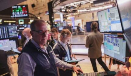 Wall Street Berombang, Komentar Trump Picu Kekacauan Pasar