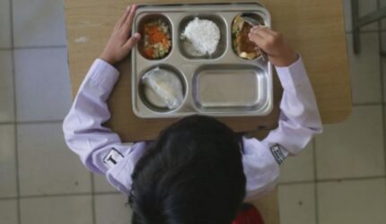 Ribuan siswa keracunan Makan Bergizi Gratis, orang tua trauma dan larang anaknya konsumsi MBG – ‘Bukannya meringankan malah mau membunuh’