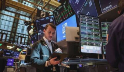 Wall Street Hijau, Rapat The Fed Bayangi Kenaikan Awal Pekan