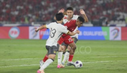 Kalahkan Cina, Ricky Kambuaya Dipuji Legenda Barca Kluivert!
