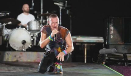 Chris Martin & Dakota Johnson: Isu Putus Mereda, Ajak Nonton Film!