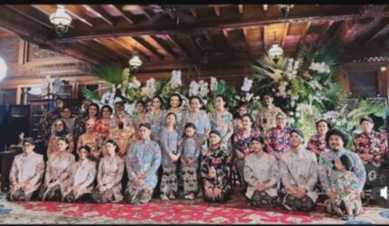 Foto Keluarga Ahmad Dhani Lengkap, Al Ghazali Terharu: Momen Terbaik!