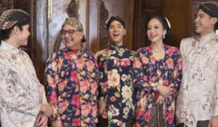 Siraman Al Ghazali, Tangis Ahmad Dhani, Maia Estianty Pecahkan Kendi