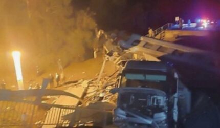 Tragedi Rusia: Jembatan Ambruk Timpa Kereta, 7 Tewas, Puluhan Luka