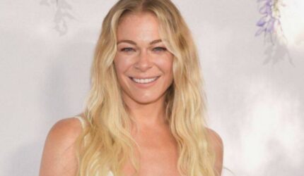 Gigi LeAnn Rimes Tiba-tiba Copot di Tengah Konser