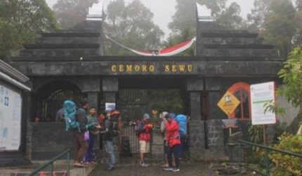 Ritual 1 Suro di Gunung Lawu: Ratusan Pendaki Lansia Naik Tanpa Alas Kaki, Bawa Dupa dan Bunga