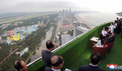Kim Jong-un Resmikan Wisata Pantai di Korea Utara, Dilengkapi Hotel dan Restoran