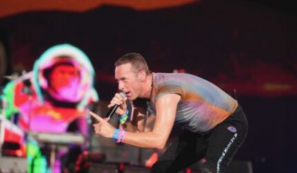 Chris Martin Buka Suara, Isu Putus dari Dakota Johnson Benarkah?
