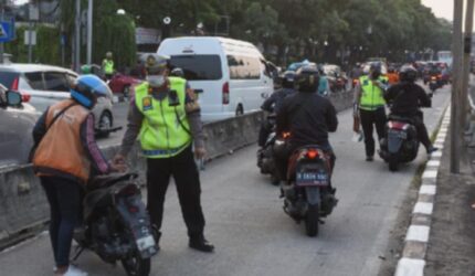 Viral, Polisi Hormat Mobil Dinas di Busway Tetap Ditilang!