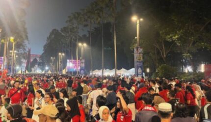 GBK Membara: Euforia Timnas, Takbir, dan Rezeki Pedagang