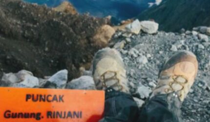 Pertama Kali ke Gunung Rinjani? Ini 7 Tips Mendaki yang Harus Kamu Tahu