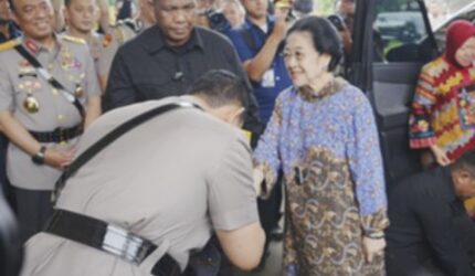 Momen Langka, Kapolri Cium Tangan Megawati di Acara Hoegeng