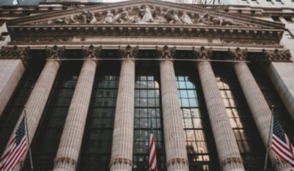 The Fed Tahan Suku Bunga, Wall Street Panik! Peluang Investasi?
