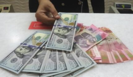 Rupiah Melemah Akibat Perang Iran-Israel, Ini Prediksi Hari Ini!