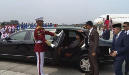 Anwar Ibrahim Tiba di Jakarta, Prabowo Langsung Sambut di Halim!