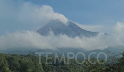 Merapi Membara, Pendaki Nekat Terobos Bahaya Demi Puncak?