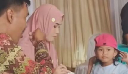 7 Potret Ayu Ting Ting Ketemu Kembarannya yang Viral, Mirip Banget?